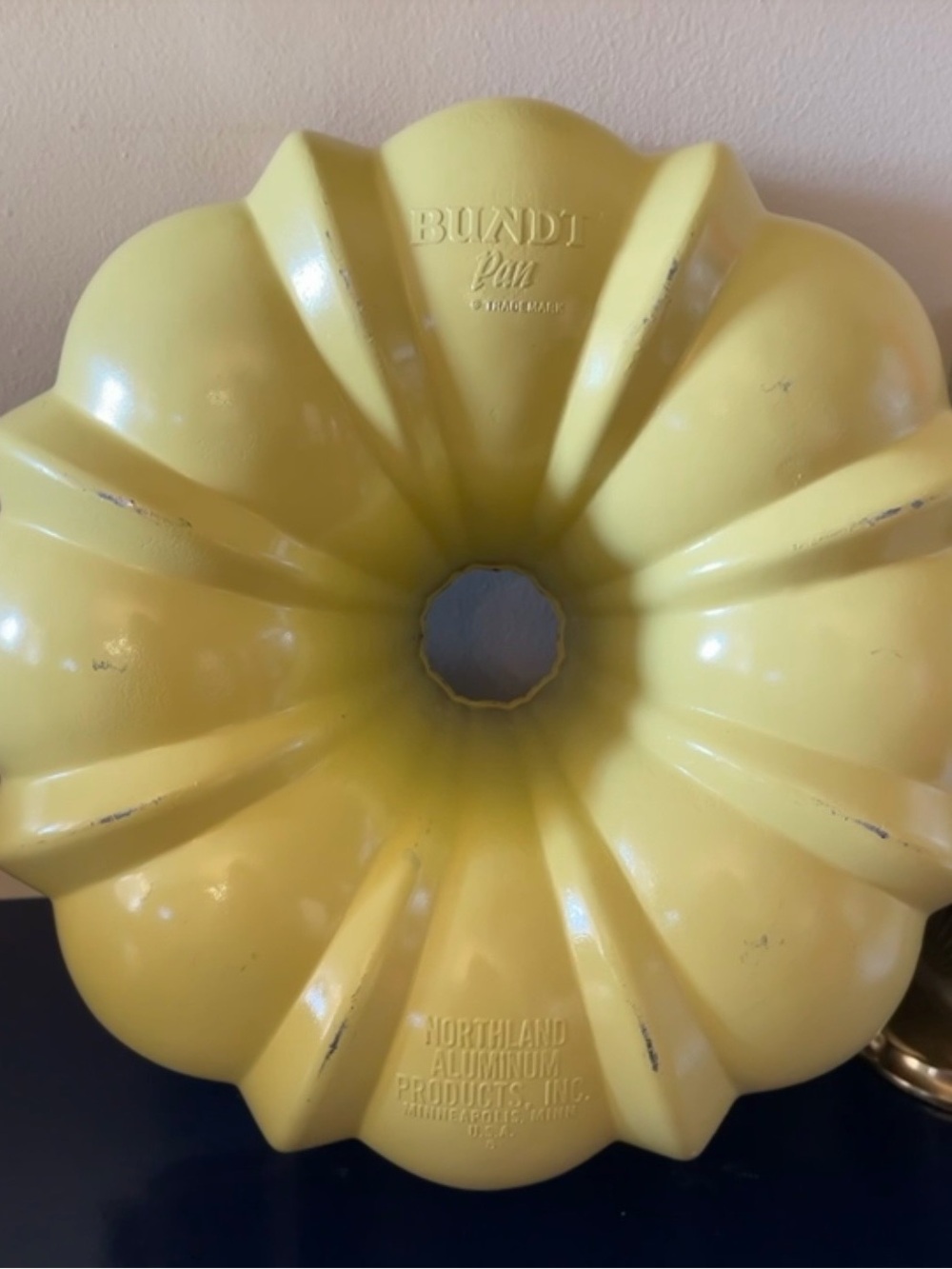 Vintage Northland Aluminum Bundt Cake Pan - Ombré Yellow
